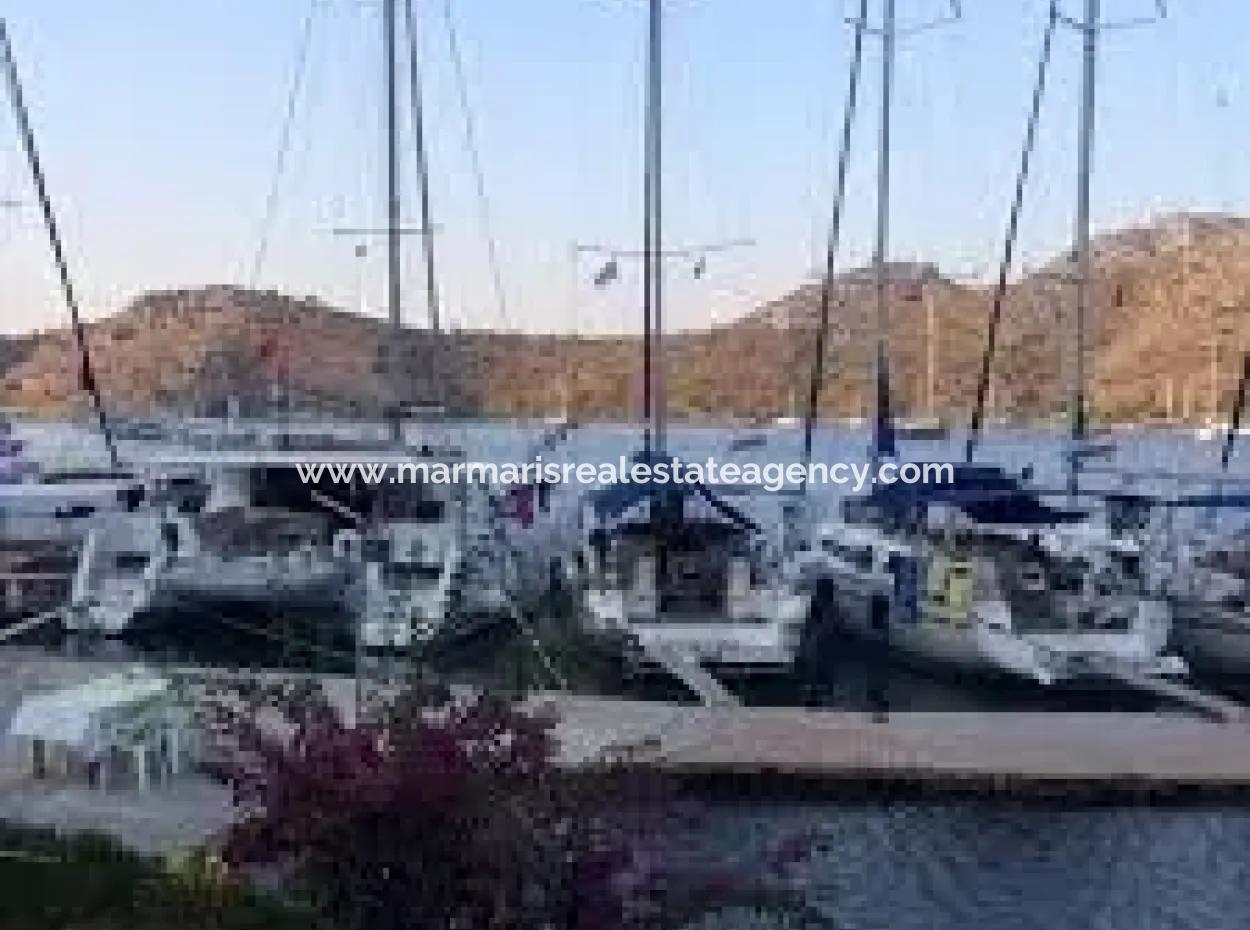 Gebaut Auf Einem Grundstück Von 7000 M2, Das Yacht Club Hotel ,Yacht Zum Verkauf Durch Die Lage Am Meer