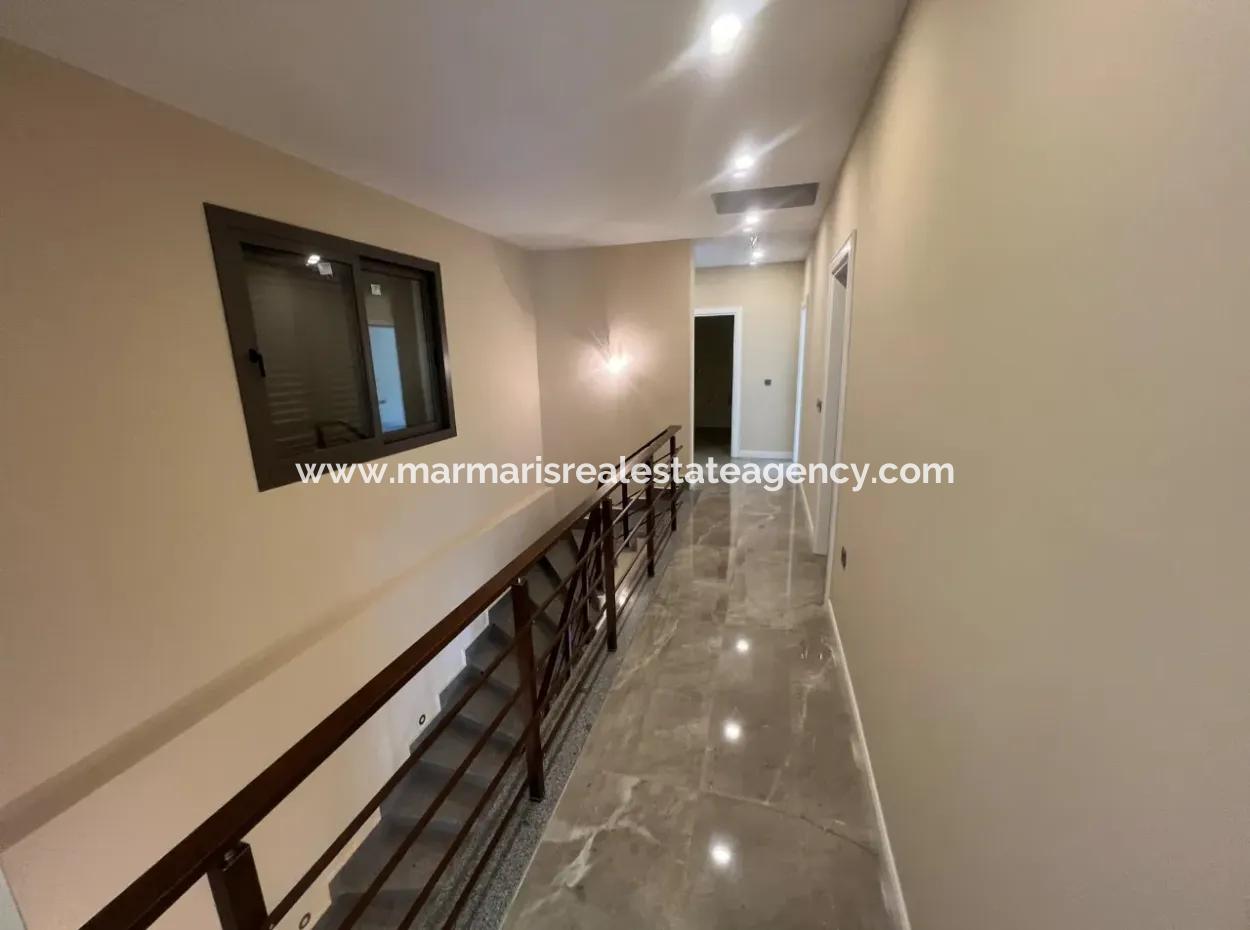 Ultra-Luxusvilla Zum Verkauf Im Viertel Icmeler Im Stadtteil Marmaris, 4 Zimmer, 4 Bäder, 240M2 Mit Swimmingpool, Auf Einem Komplett Freistehenden 450M2 Großen Grundstück Mit Waldblick