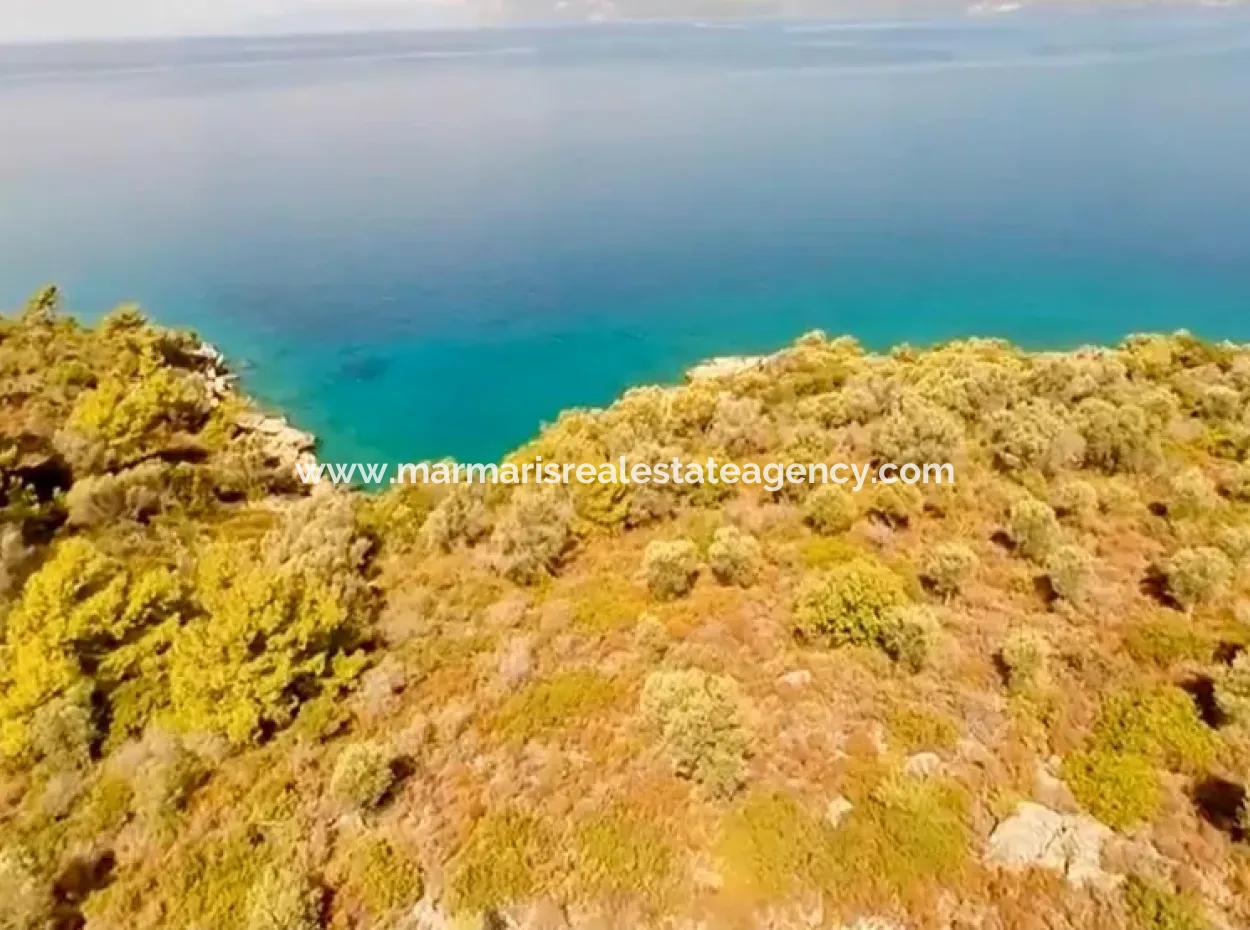 Die Zum Verkauf Stehende Insel Im Golf Von Gökova Im Bezirk Marmaris Hat Eine Grundstücksfläche Von 365000M2 Und Es Befindet Sich Ein Eingetragenes Haus Darin.