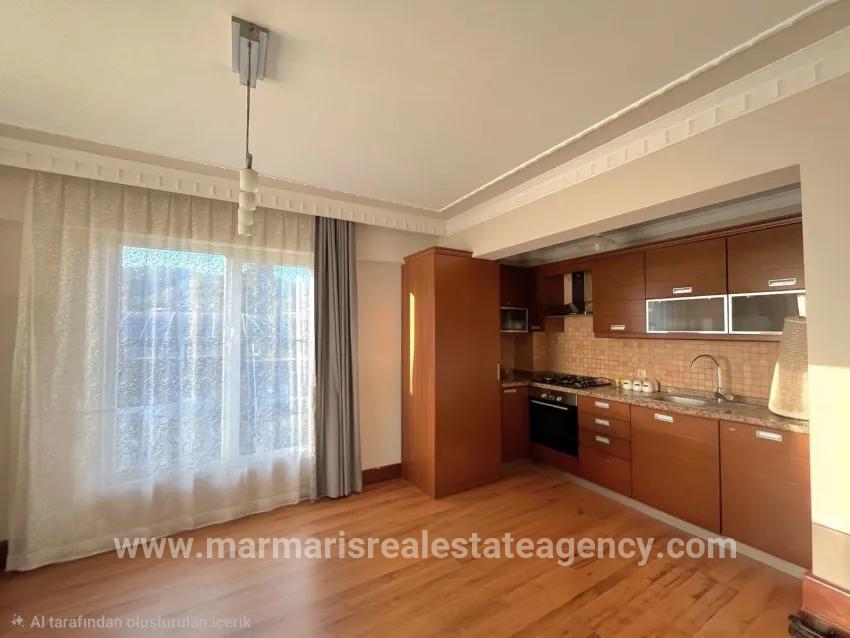 Marmaris'in en prestijli sitesinde satılık 3+1 Üst dubleks daire
