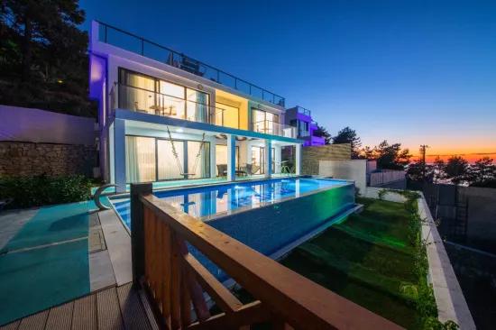 Faralya'da deniz manzaralı muhteşem bir villa
