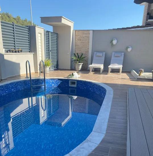 Marmaris Camiavlu’da Müstakil Havuzlu & Geniş Bahçeli 4+1 Satılık Lux Tripleks Villa