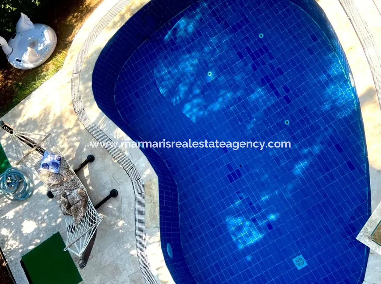 Marmaris Armutalan Mevkiisinde 900M2 Arsa Payı Mevcut 4 Oda 2 Salon 5 Banyo 450M2 Satılık Konak