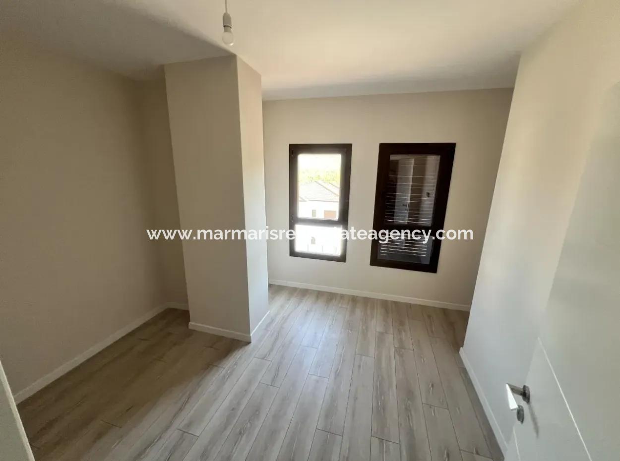 Marmaris Çetibeli Mahallesinde Orman Manzaralı Müstakil Bahçeli Yüzme Havuzlu Site İçerisinde 3 Oda 3 Banyo Satılık Villa