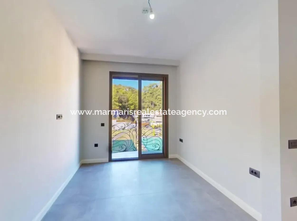 Marmaris Gökbel Mevkiinde Muhteşem Deniz Manzaralı Yüzme Havuzlu 800M2 Arsa İçerisinde 4 Oda 1 Salon Özel Yapım Villa