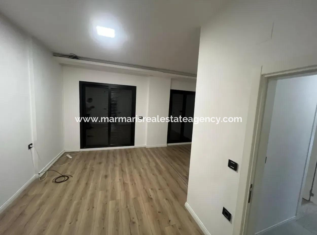 Marmaris Merkezinde Şık Site İçerisinde Giriş Kat Bahçeli Lüks 3 Oda 1 Salon Otoparklı Satılık Daire