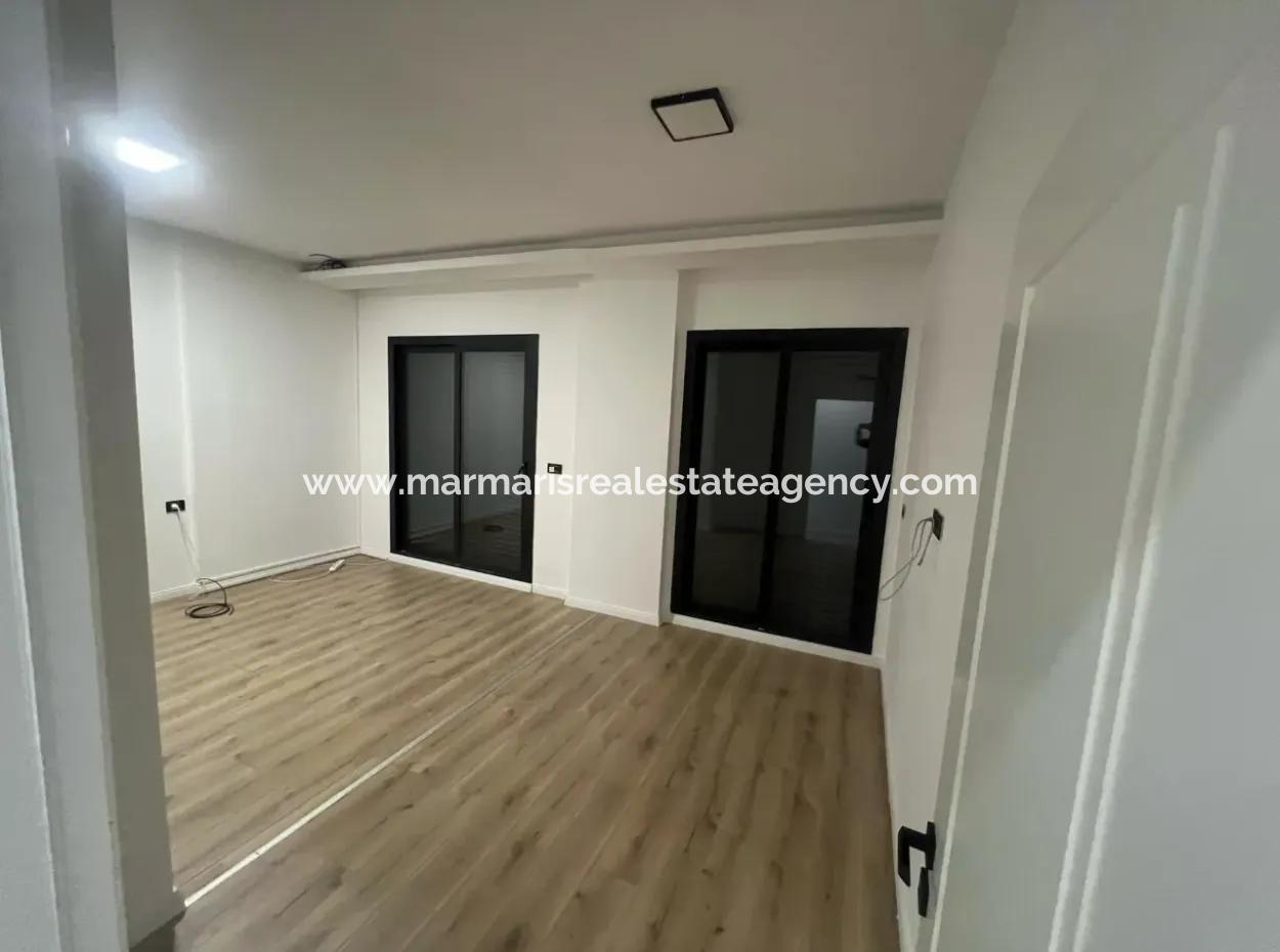 Marmaris Merkezinde Şık Site İçerisinde Giriş Kat Bahçeli Lüks 3 Oda 1 Salon Otoparklı Satılık Daire