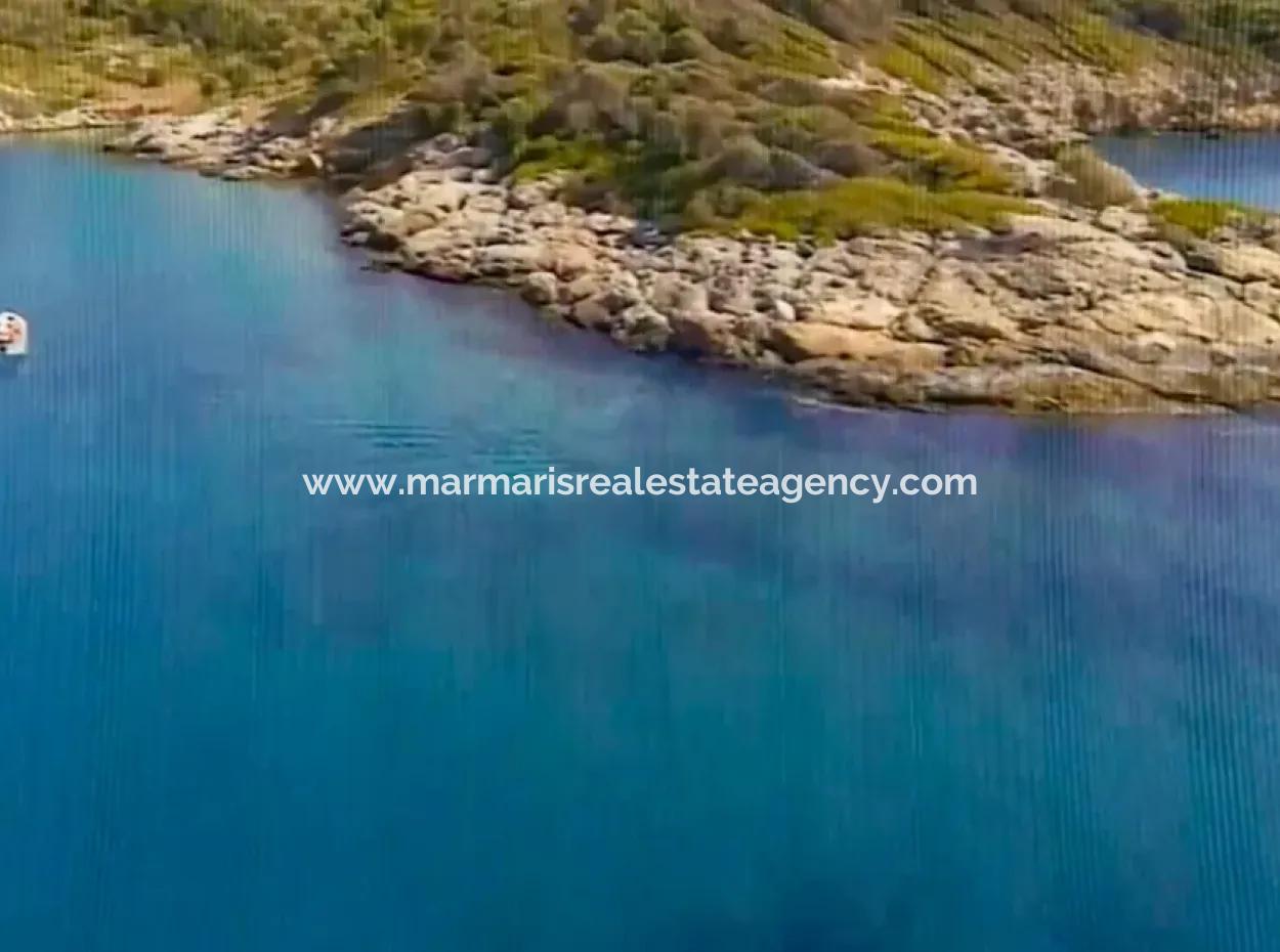 Marmaris İlçesi Gökova Körfezinde  Satılık Ada  365000M2 Arsa Alanına Sahip Olup İçerisinde Kayıtlı Ev Bulunmaktadır.