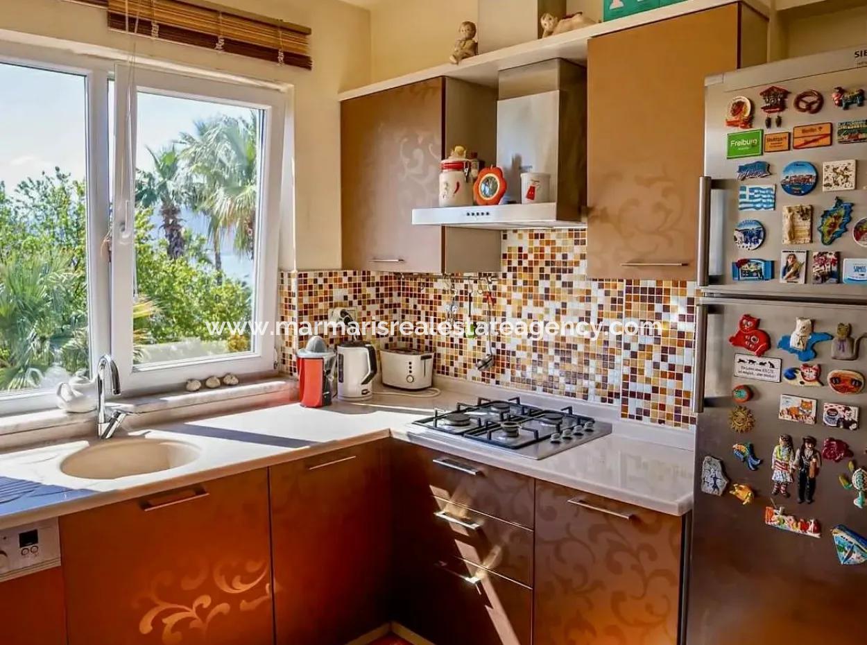 Marmaris Merkezde Denize Sıfır Muhteşem Bir Lokasyonda 2 Oda 1 Salon 106M2 Satılık Yalı Dairesi