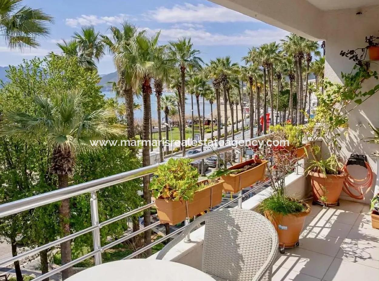 Marmaris Merkezde Denize Sıfır Muhteşem Bir Lokasyonda 2 Oda 1 Salon 106M2 Satılık Yalı Dairesi