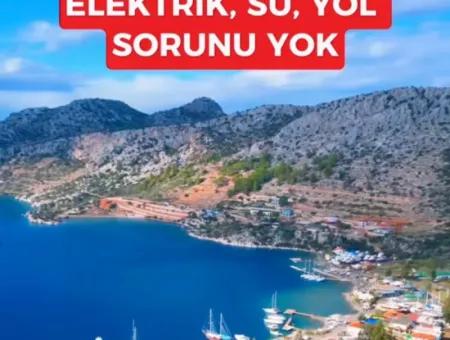 Marmaris Söğüt Köyünde Denize Sıfır 1000M2 Arsa İçerisinde 6 Odalı  Havuzlu Yalı Dairemiz Satılık.önüne Tekne Bağlayabilirsiniz.