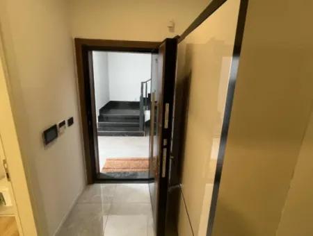 Marmaris Merkezinde Şık Site İçerisinde Giriş Kat Bahçeli Lüks 3 Oda 1 Salon Otoparklı Satılık Daire